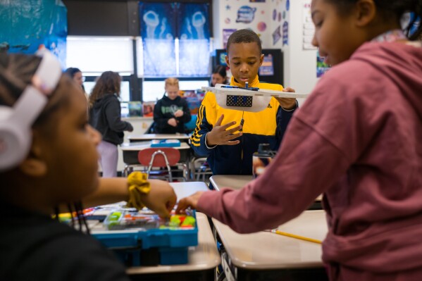 Studente in die vierde graad gebruik VEX Robotics GO-stelle om 'n robotslinger by Clairton Education Centre in Clairton, Pa., op Donderdag 22 Januarie 2026 te bou. (Quinn Glabicki/Pittsburgh se openbare bron via AP)