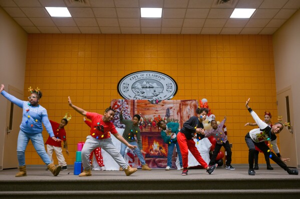 Studente tree op Woensdag, 17 Desember 2025 by die Clairton Munisipale Gebou tydens 'n vakansieviering in Clairton, PA, op. (Quinn Glabicki/Pittsburgh se openbare bron via AP)