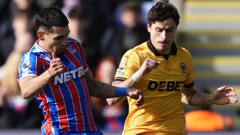 Daniel Munoz and Hugo Bueno fight for the ball