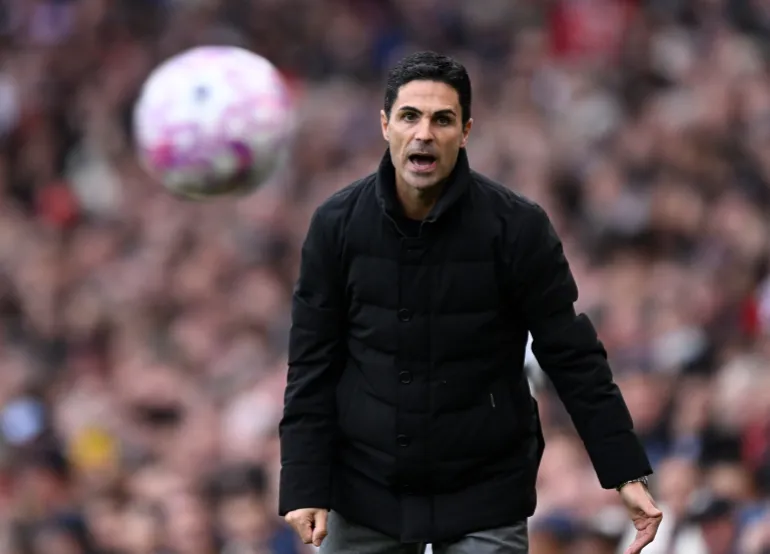 प्रीमियर लीग मैच के दौरान प्रतिक्रिया देते आर्सेनल के मैनेजर मिकेल अर्टेटा