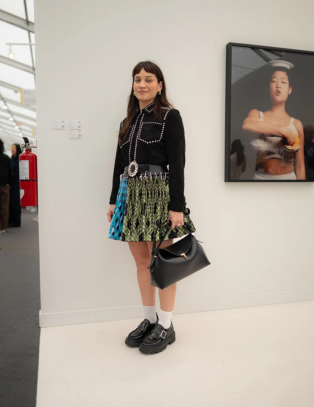 लिंडसे हॉकिन्स की मिश्रित प्रिंट स्कर्ट लंदन के लोक-आधारित ब्रांड चोपोवा लोवेना से है।