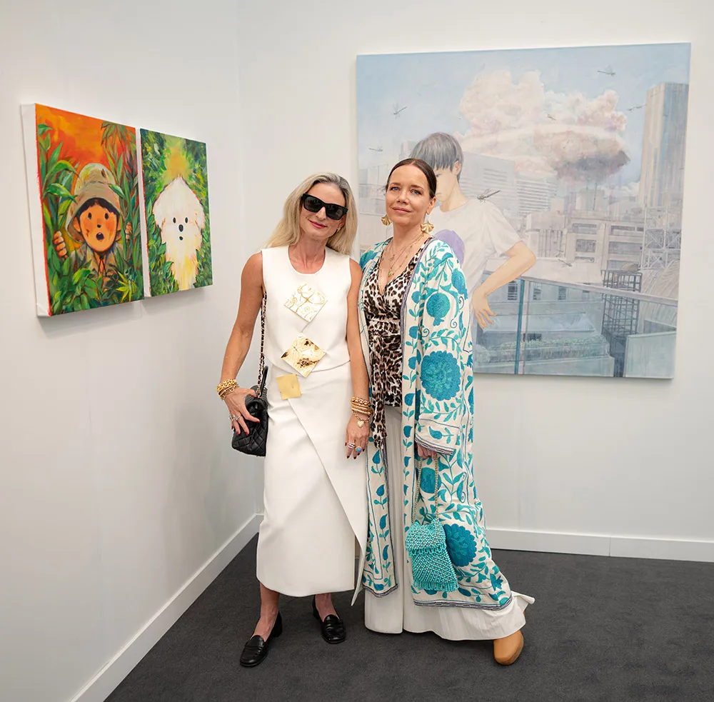 मार्केटिंग एक्जीक्यूटिव ब्रेनना पियरोज़ ने अपनी टू-पीस एलेक्सिस ड्रेस को विंटेज प्रादा लोफ़र्स के साथ जोड़ा। कला कार्यकारी/सलाहकार जेसिका ट्रेंट ने 'साल्वाडोर डाली के ग्लैमरस अतियथार्थवादी शिष्य' दिवंगत कलाकार/रहस्यवादी स्टीवन अर्नोल्ड की तस्वीरों के आधार पर विंटेज लुक तैयार किया। यह तस्वीर वर्तमान में सांता मोनिका में डेल वाज़ प्रोजेक्ट्स में प्रदर्शित है।