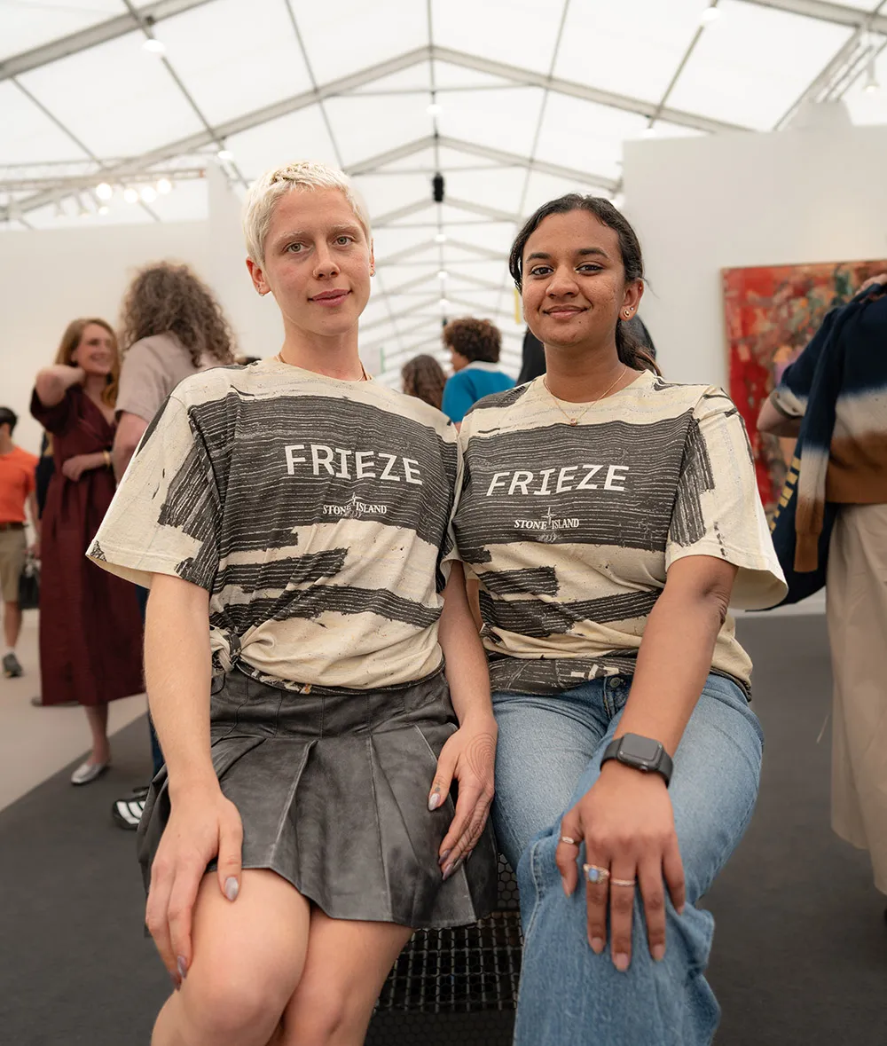 फैशन ब्रांड स्टोन आइलैंड कला उत्सव का स्थायी समर्थक है और उसने यह फ़्रीज़ टी-शर्ट बनाई है।