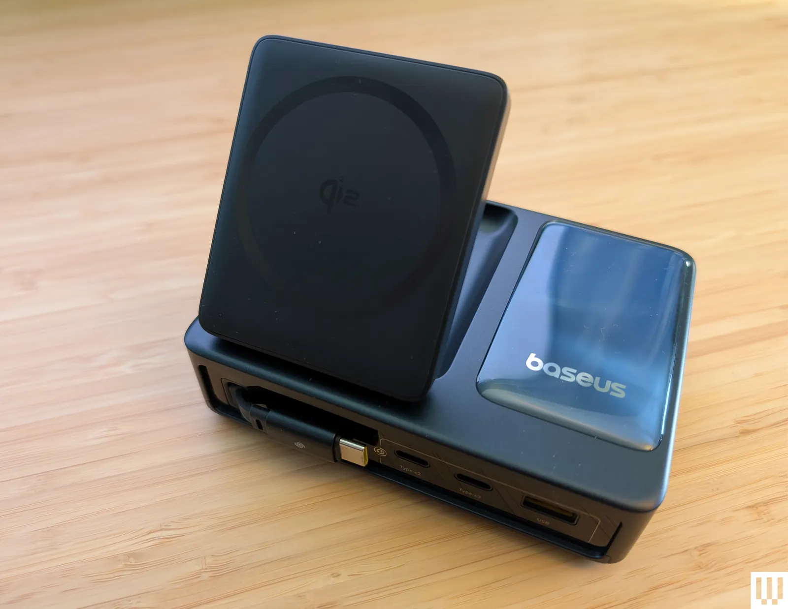 बेसियस नोमोस एक आयताकार चार्जिंग स्टेशन है जिसका पैनल फोन को सपोर्ट करने के लिए ऊपर की ओर झुका हुआ है