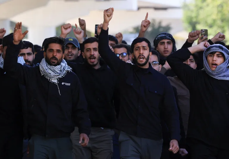 बगदाद में ईरान के सर्वोच्च नेता अयातुल्ला अली खामेनेई की हत्या के बाद इराकी शिया सशस्त्र समूहों के समर्थक इकट्ठा हुए