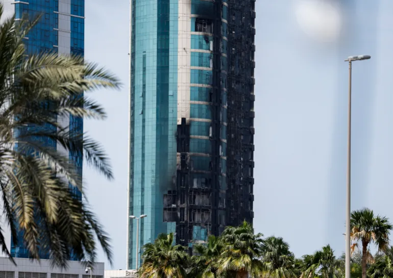 1 मार्च, 2026 को सीफ़, मनामा, बहरीन में इज़राइल और अमेरिका द्वारा ईरान पर हमले के बाद, ईरानी ड्रोन हमले से क्षतिग्रस्त एक इमारत। रॉयटर्स/हमद आई मोहम्मद