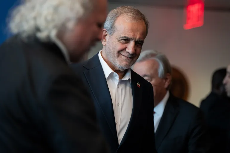 फ़ाइल - ईरान के राष्ट्रपति मसूद पेज़ेशकियान 25 सितंबर, 2025 को संयुक्त राष्ट्र मुख्यालय में संयुक्त राष्ट्र महासभा में भाग लेते हैं। (एपी फोटो/एंजेलिना कात्सानिस, फ़ाइल)