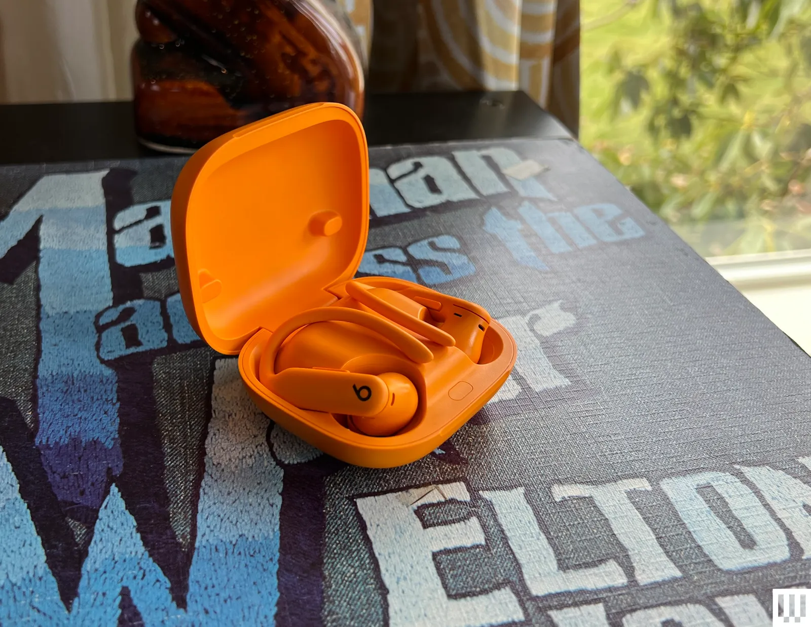 चित्र में कपड़े हार्डहैट और हेलमेट शामिल हो सकते हैं