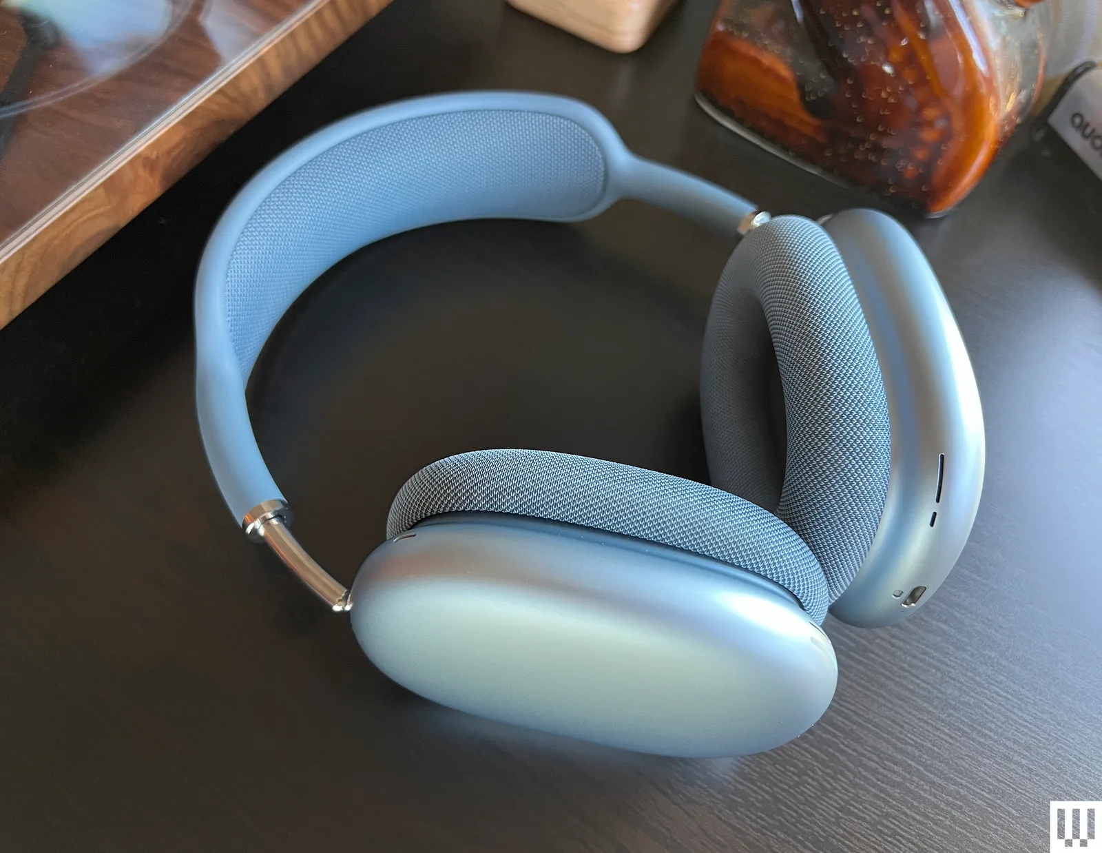 छवि में इलेक्ट्रॉनिक्स और हेडफ़ोन हो सकते हैं