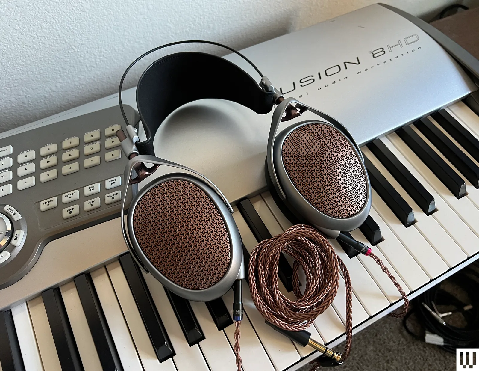 छवि में इलेक्ट्रॉनिक हेडफ़ोन विद्युत उपकरण और माइक्रोफ़ोन हो सकते हैं