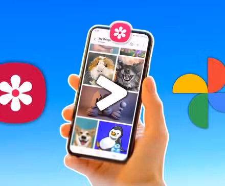 हाथ में सैमसंग फोन पकड़े हुए गैलरी ऐप खुला हुआ है और किनारे पर Google फ़ोटो और गैलरी आइकन है