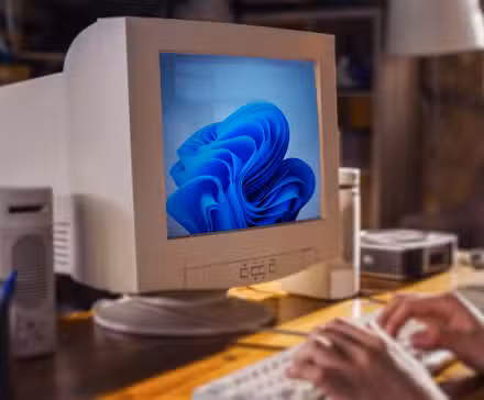 एक पुराना कंप्यूटर जिस पर Windows 11 चल रहा है