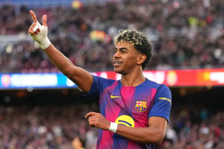 बार्सिलोना, स्पेन - फरवरी 28: एफसी बार्सिलोना के लैमिन यमल ने 28 फरवरी, 2026 को बार्सिलोना, स्पेन में स्पॉटिफाई कैंप नोउ में एफसी बार्सिलोना और विलारियल सीएफ के बीच लालिगा ईए स्पोर्ट्स मैच के दौरान अपनी टीम के तीसरे गोल का जश्न मनाया और अपनी हैट्रिक पूरी की। (एलेक्स कैपरोस/गेटी इमेजेज द्वारा फोटो)