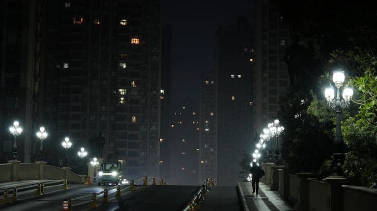 एक अकेला पैदल यात्री अर्ध-रेगिस्तान से होकर गुजरने वाले पुल पर चल रहा है "वेनिस में जीवन" आवासीय परिसर