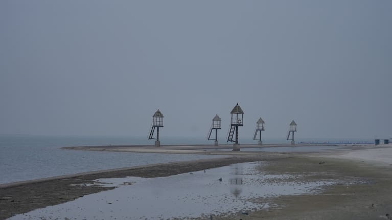 अर्ध-रेगिस्तान में एक खाली समुद्र तट के पास वॉचटावर खड़े हैं "वेनिस में जीवन" चीन के पूर्वी तट पर किडोंग में आवास परिसर, 5 फरवरी, 2026।