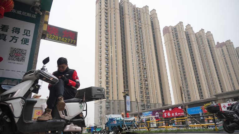 कपड़े धोने का स्थान अर्ध-परित्यक्त पेड़ों पर लटका हुआ है "वेनिस में जीवन" आवासीय परिसर