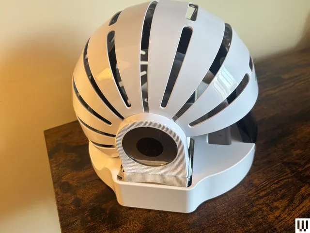 चित्र में ये शामिल हो सकता है: हेलमेट, कपड़े, सख्त टोपी, क्रैश हेलमेट और डक्ट टेप