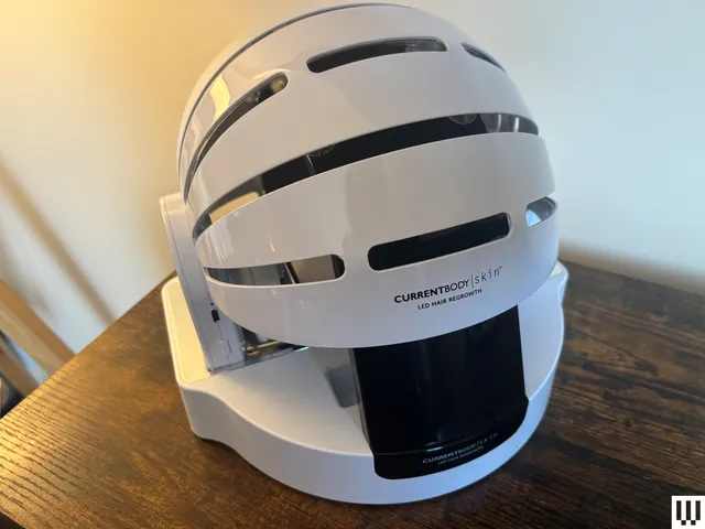 चित्र में ये शामिल हो सकता है: हेलमेट, हेलमेट, कपड़े और सख्त टोपी