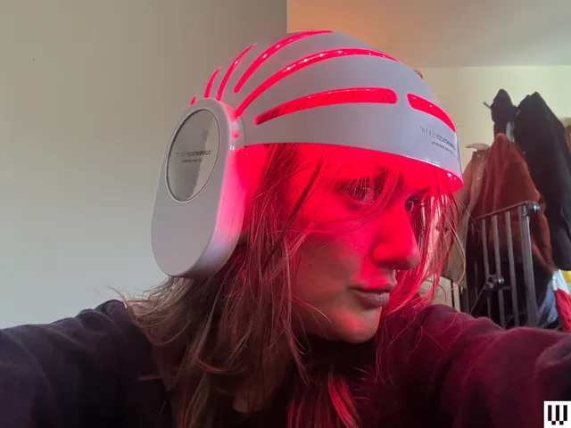 चित्र में ये शामिल हो सकता है: वयस्क, व्यक्ति, चेहरा, सिर, हेलमेट और इलेक्ट्रॉनिक्स