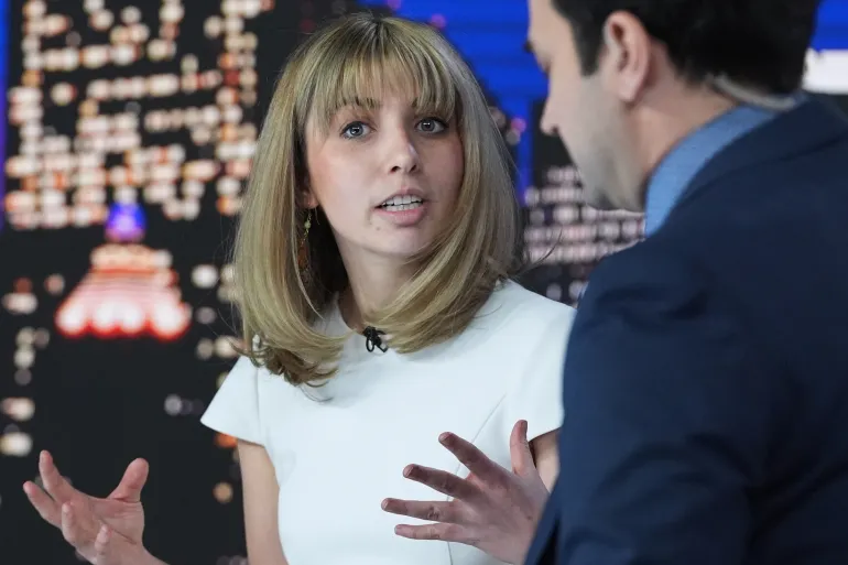 Demokratiese kandidaat vir die Kongres, Kat Abughazaleh, praat tydens die Amerikaanse Huis 9de Distrik primêre debat, in Chicago, Woensdag, 25 Februarie 2026. (AP Photo/Nam Y. Huh)