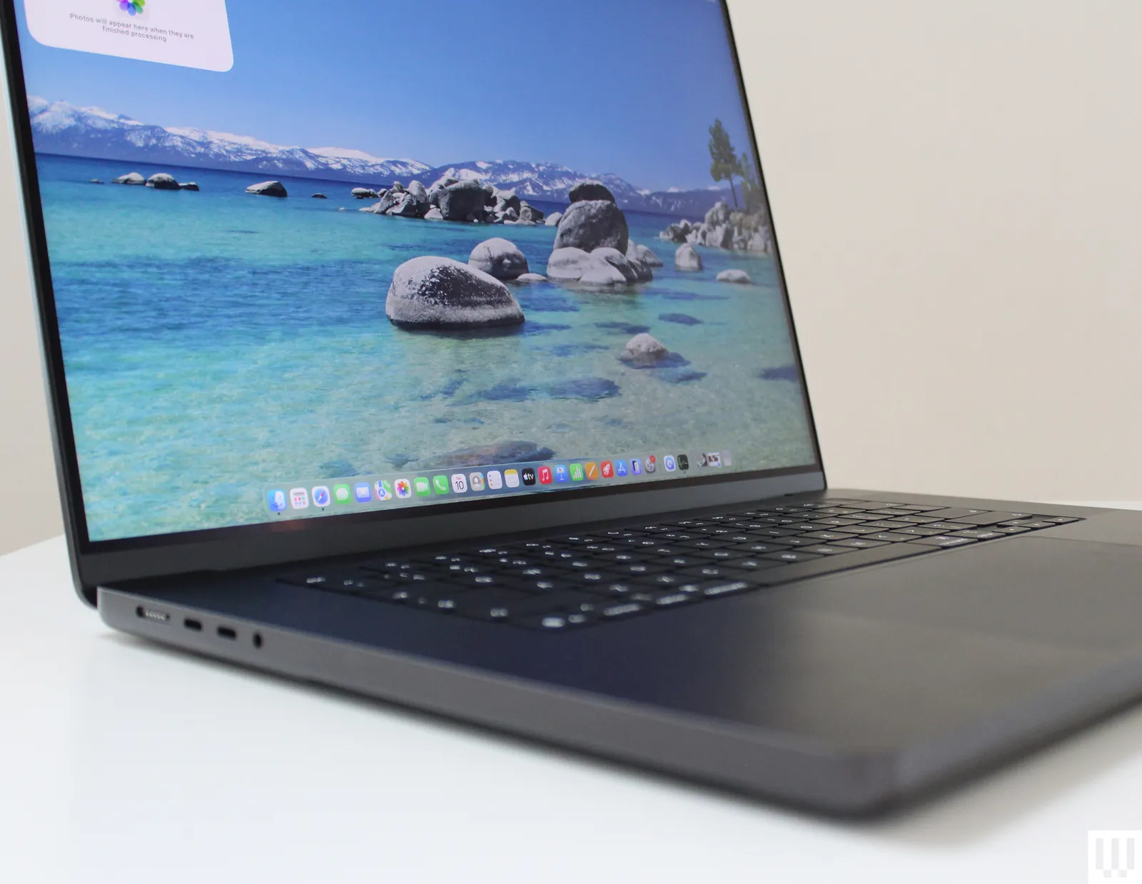 छवि में कंप्यूटर इलेक्ट्रॉनिक्स लैपटॉप और कंप्यूटर हो सकता है