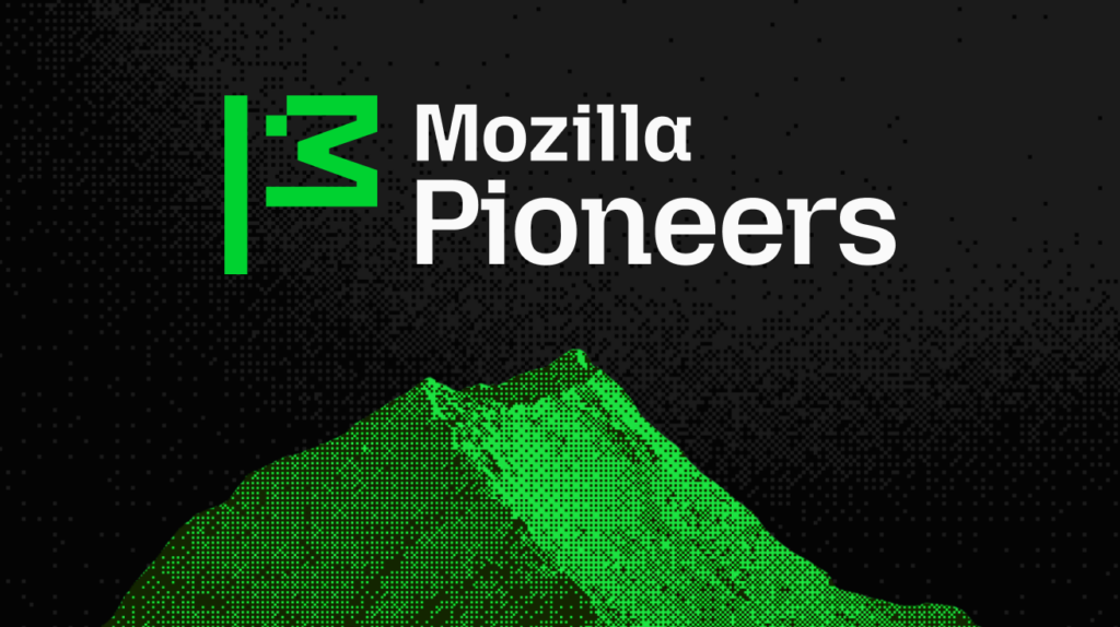 गहरे रंग की पृष्ठभूमि पर हरे हाफ़टोन पहाड़ के ऊपर मोज़िला पायनियर्स का लोगो।