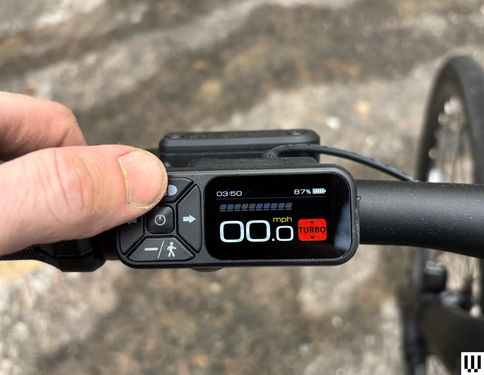 छवि में इलेक्ट्रॉनिक स्क्रीन कंप्यूटर हार्डवेयर हार्डवेयर मॉनिटर बॉडी पार्ट फिंगर हैंड पर्सन और कैमरा शामिल हो सकता है