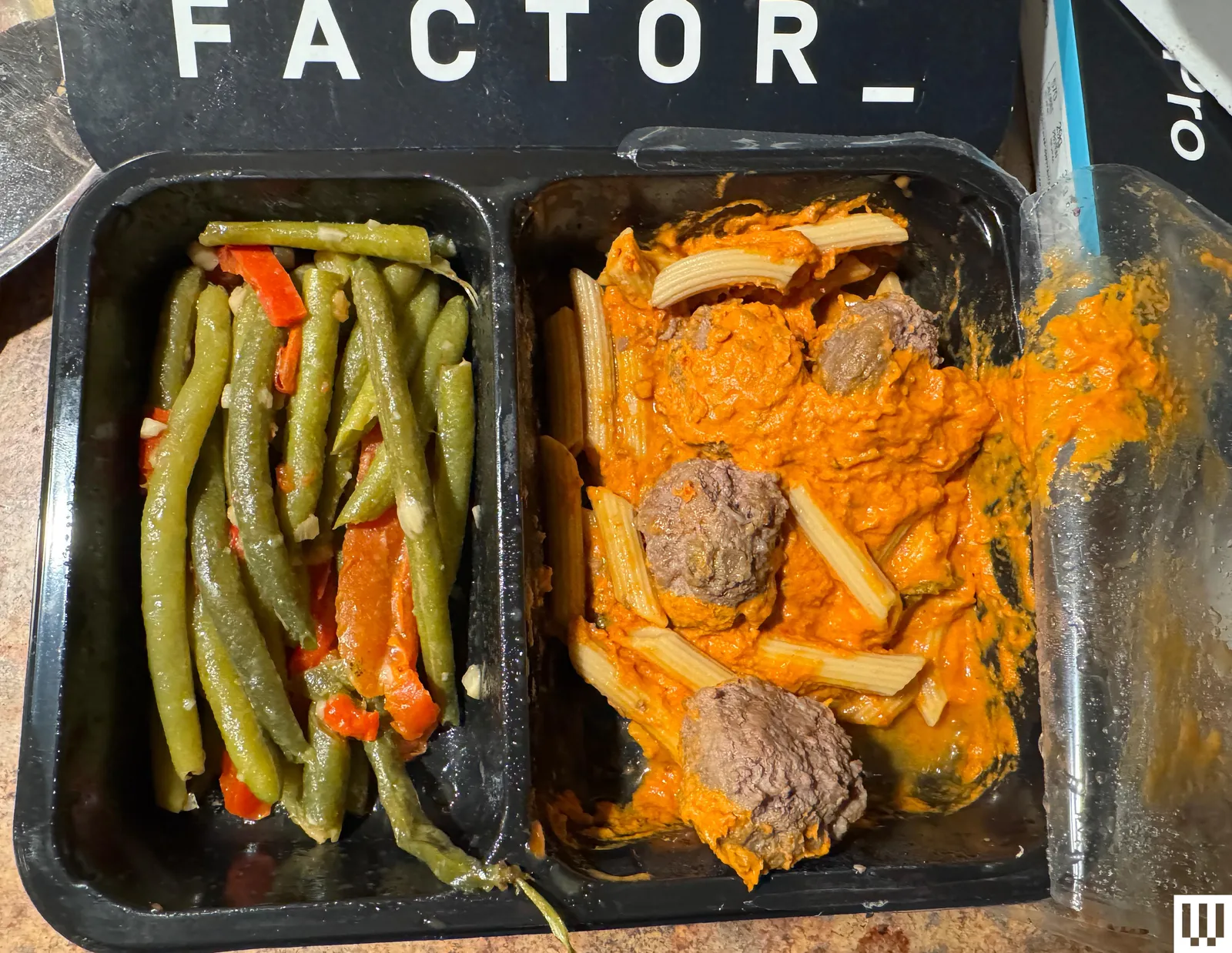 चित्र में ये शामिल हो सकता है: भोजन, दोपहर का भोजन, भोजन की प्रस्तुति और मांस