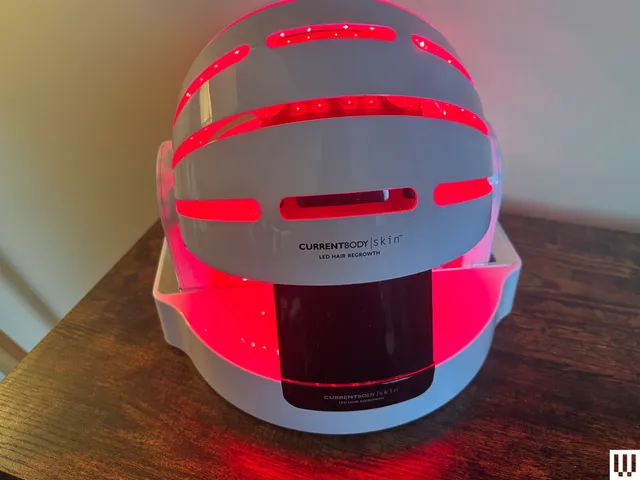 चित्र में ये शामिल हो सकता है: हेलमेट और क्रैश हेलमेट