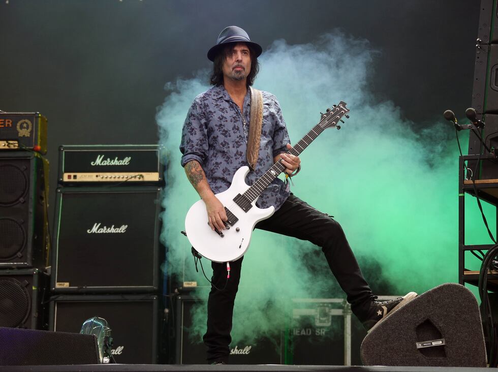 मोटरहेड के प्रमुख गिटारवादक फिल कैंपबेल ग्लैस्टनबरी म्यूजिक के दौरान पिरामिड स्टेज पर प्रस्तुति देते हैं...