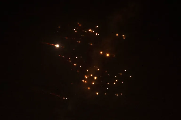 मिसाइल हमलों की बौछार के बीच आसमान में रॉकेट के निशान देखे जा रहे हैं।