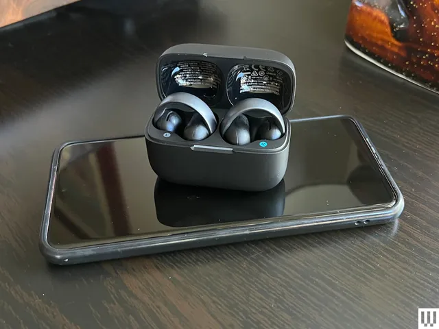 चित्र में ये शामिल हो सकता है: इलेक्ट्रॉनिक्स, मोबाइल फ़ोन और फ़ोन