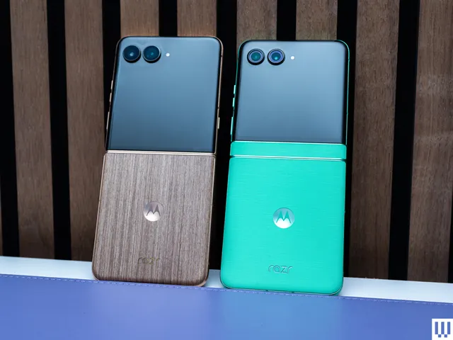 Image may contain: electronics, cellphone, phone and iphone