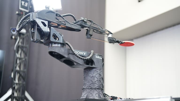 सोनी द्वारा निर्मित एक टेबल टेनिस रोबोट दिसंबर 2025 में टोक्यो में देखा गया है। (स्रोत: एपी के माध्यम से सोनी एआई)