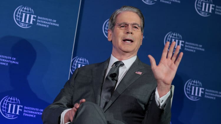 ट्रेजरी सचिव बेसेंट: फेड को दर में कटौती पर इंतजार करना चाहिए और देखना चाहिए