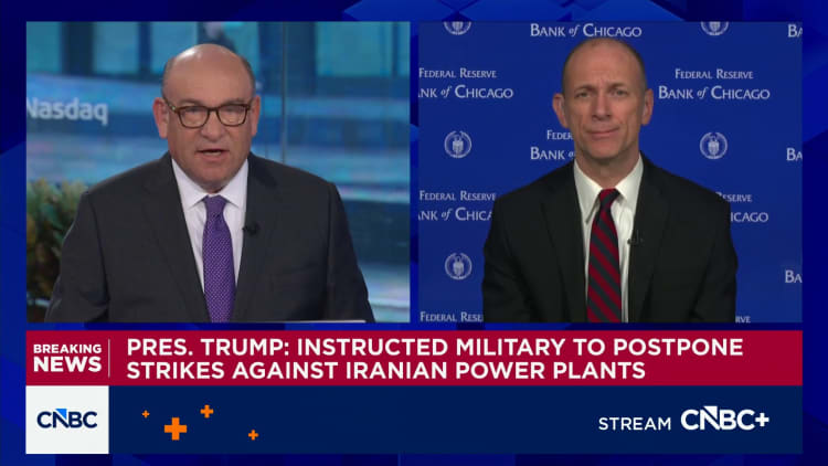 शिकागो फेड अध्यक्ष ऑस्टन गूल्स्बी के साथ सीएनबीसी का पूरा साक्षात्कार देखें