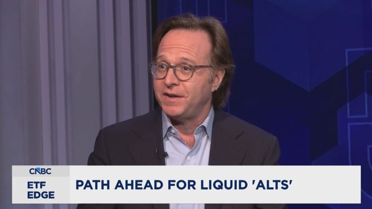 ब्लैकरॉक के जेफरी रोसेनबर्ग बताते हैं - वास्तव में 'ऑल्ट' को क्या परिभाषित करता है - और वे ईटीएफ क्षेत्र में लोकप्रियता क्यों हासिल कर रहे हैं