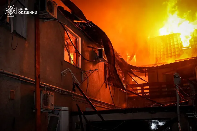 24 अप्रैल, 2026 को जारी इस हैंडआउट फोटो में, यूक्रेन पर रूस के हमले के बीच, ओडेसा, यूक्रेन में रूसी ड्रोन हमले से प्रभावित अपार्टमेंट बिल्डिंग। ओडेसा क्षेत्र में यूक्रेन की राज्य आपातकालीन सेवा की प्रेस सेवा/रॉयटर्स के माध्यम से हैंडआउट ध्यान दें संपादकों - यह छवि एक पार्टी द्वारा प्रदान की गई थी। स्रोत से वॉटरमार्क. आवश्यक क्रेडिट. सर्वोत्तम गुणवत्ता उपलब्ध है।