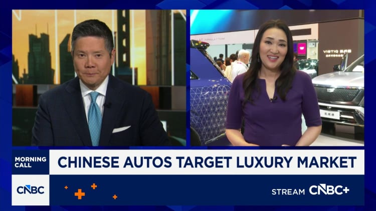 विदेशी कार कंपनियाँ एक समय आकर्षक रहे चीन के कार बाज़ार में बने रहने के लिए प्रौद्योगिकी पर दांव लगा रही हैं