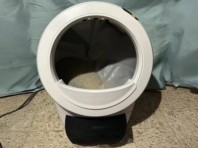 Spherical device with opening and sand inside